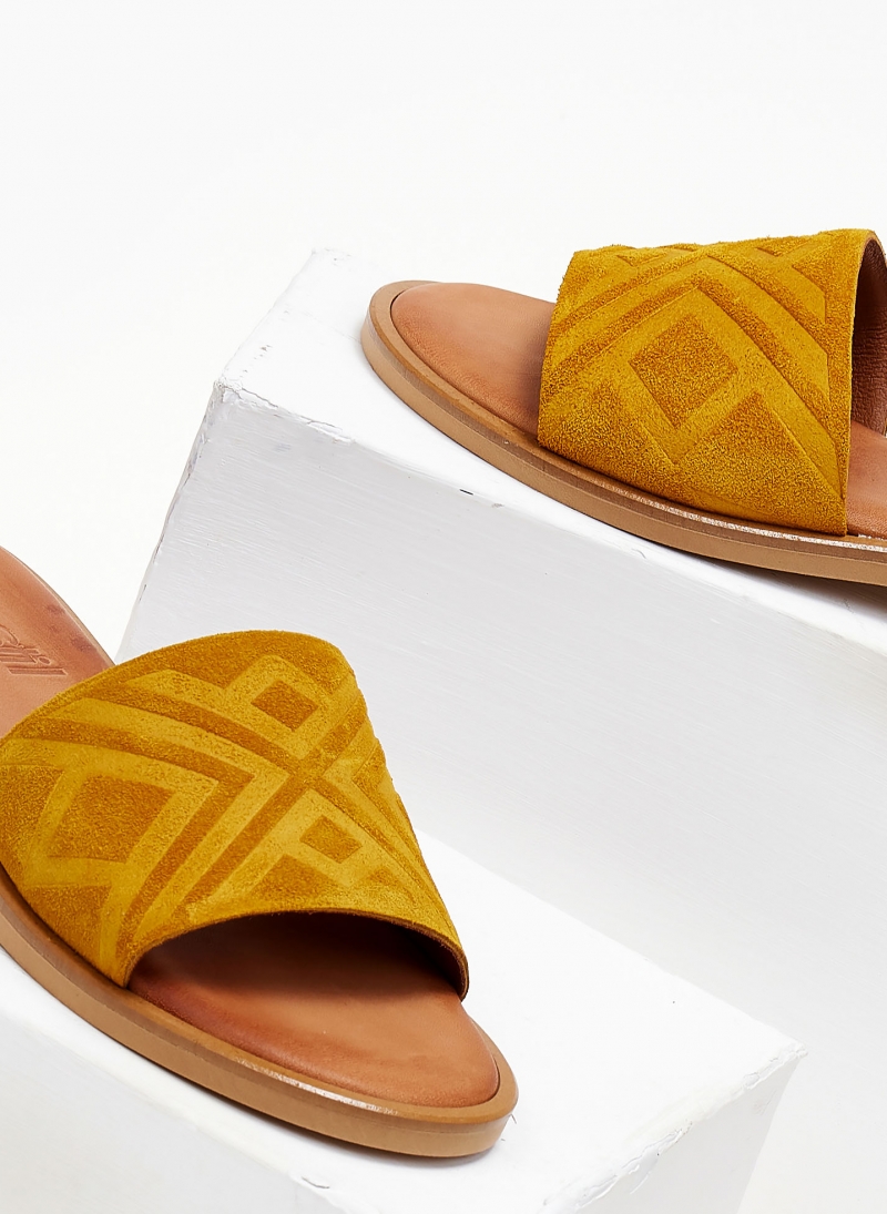 Σανδάλια suede με ανάγλυφη φάσα estil