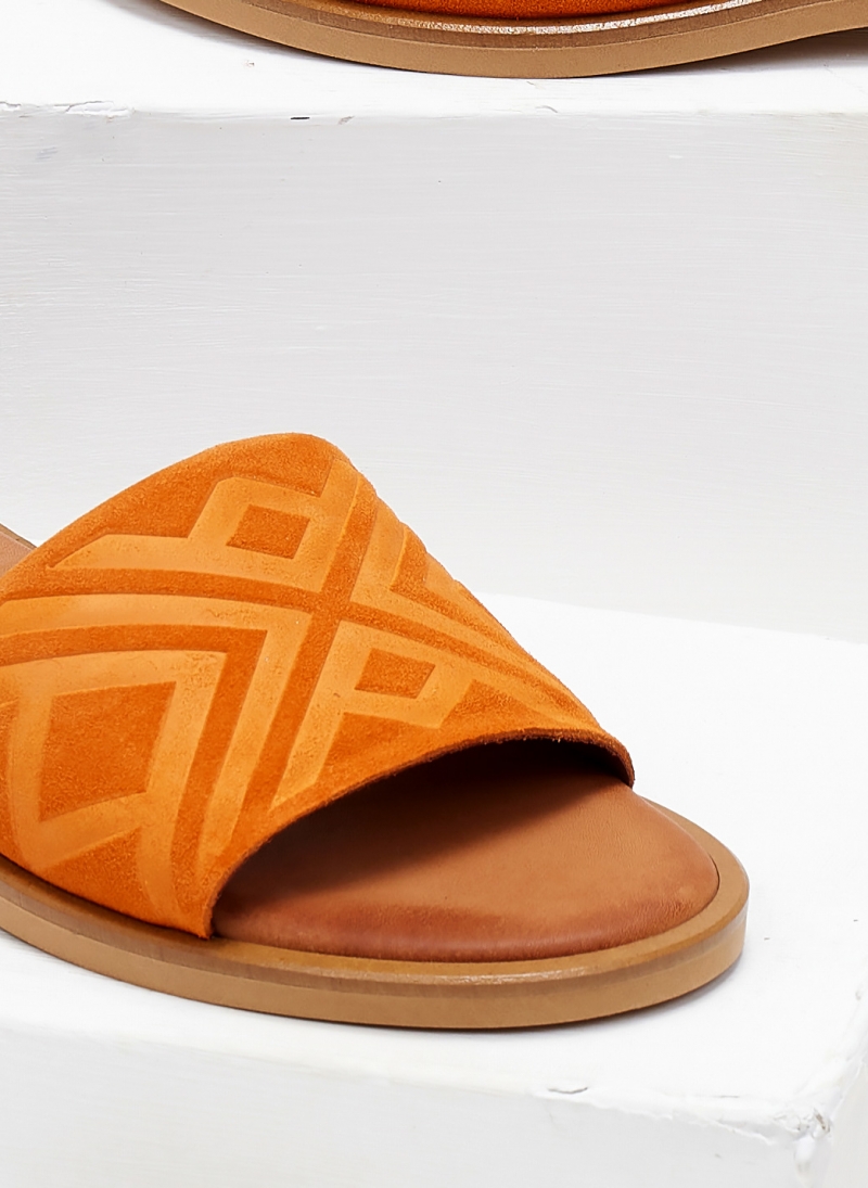 Σανδάλια suede με ανάγλυφη φάσα estil