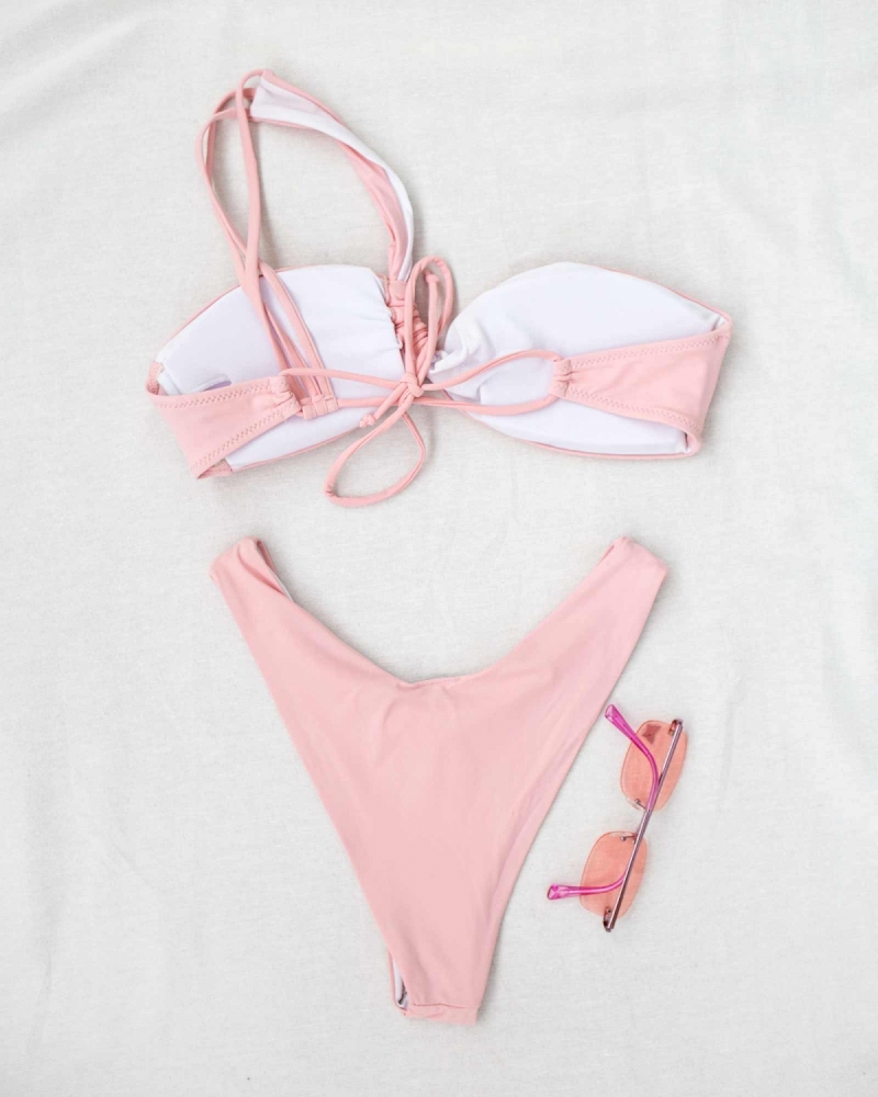 Bikini σετ με ιδιαίτερο τοπ