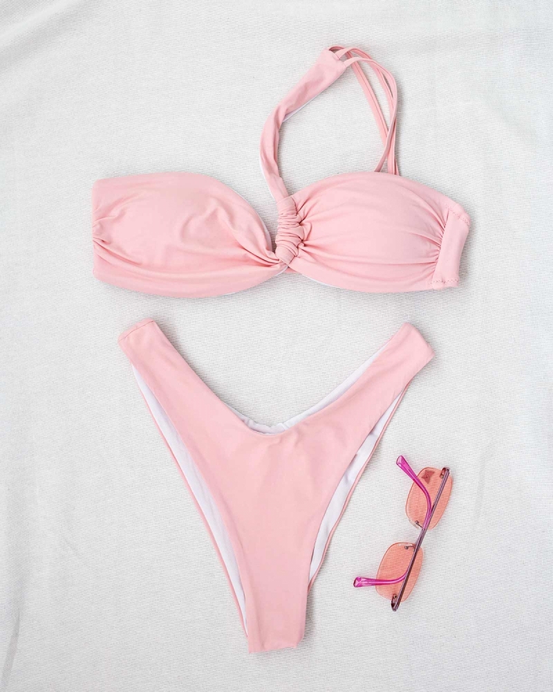 Bikini σετ με ιδιαίτερο τοπ