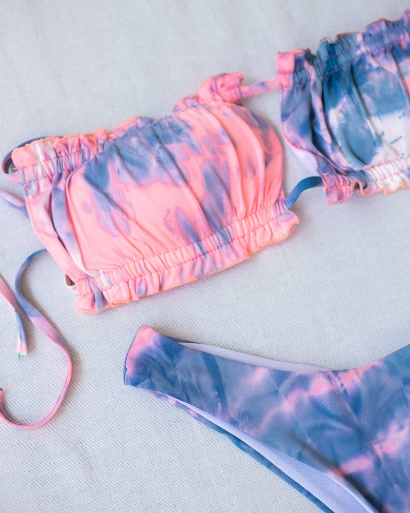 Σετ tie dye bikini με frilled λεπτομέρεια