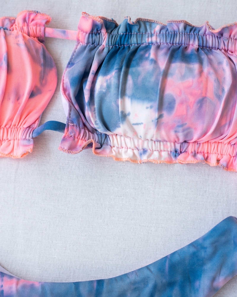 Σετ tie dye bikini με frilled λεπτομέρεια