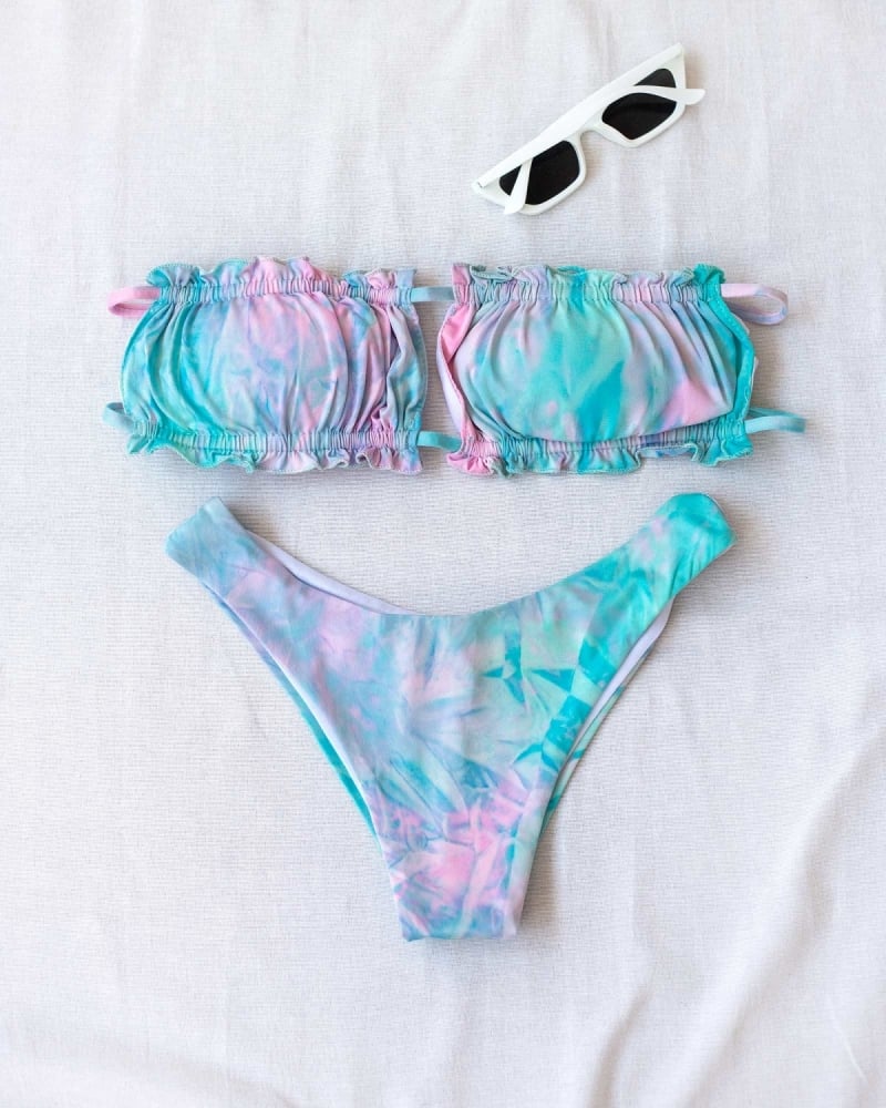 Σετ tie dye bikini με frilled λεπτομέρεια