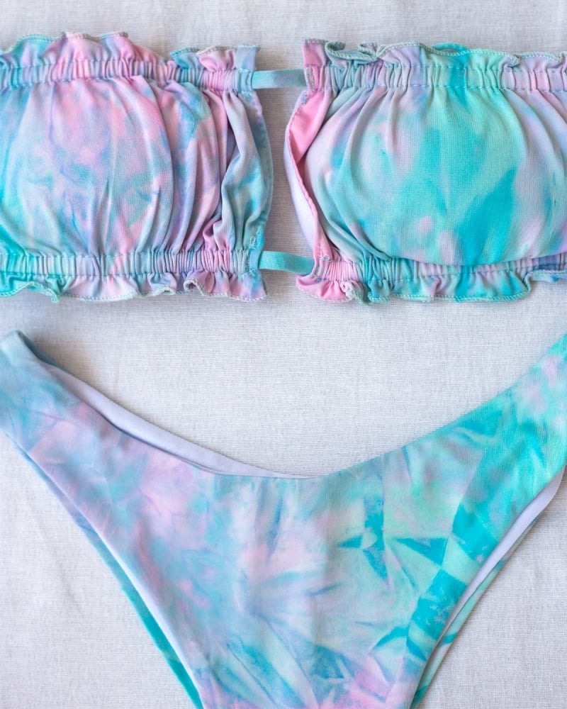 Σετ tie dye bikini με frilled λεπτομέρεια