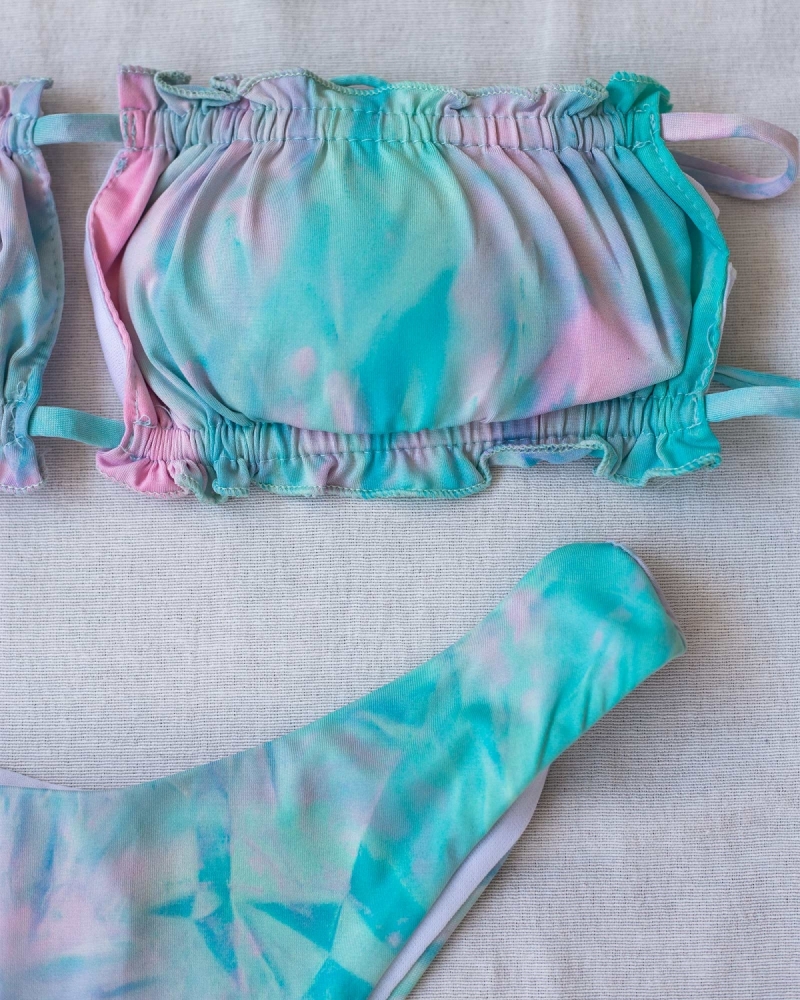 Σετ tie dye bikini με frilled λεπτομέρεια