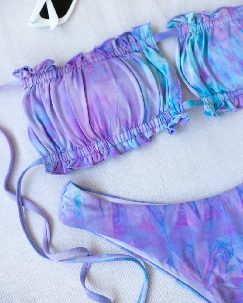 Σετ tie dye bikini με frilled λεπτομέρεια