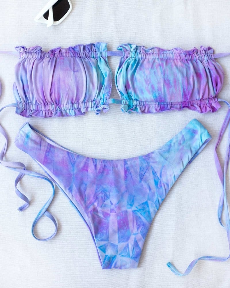Σετ tie dye bikini με frilled λεπτομέρεια