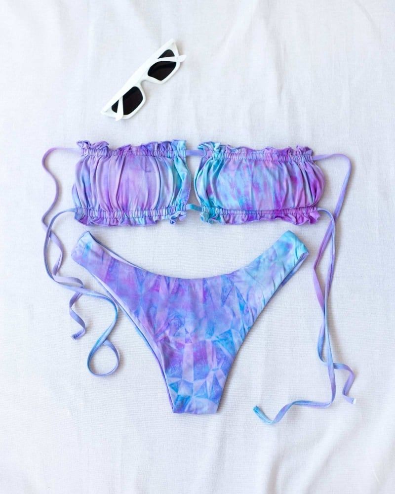 Σετ tie dye bikini με frilled λεπτομέρεια