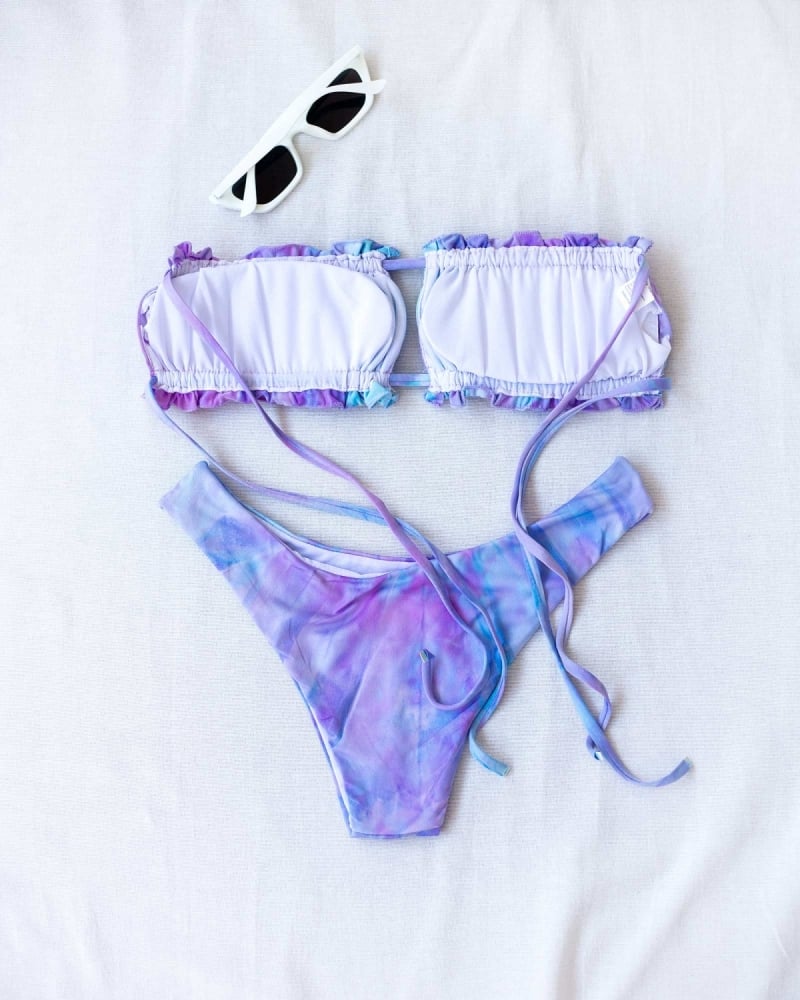 Σετ tie dye bikini με frilled λεπτομέρεια