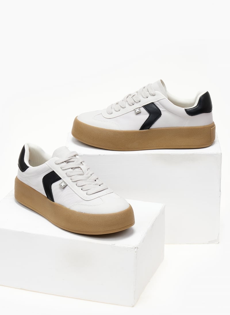 Sneakers flatforms με διχρωμία Xti 142953
