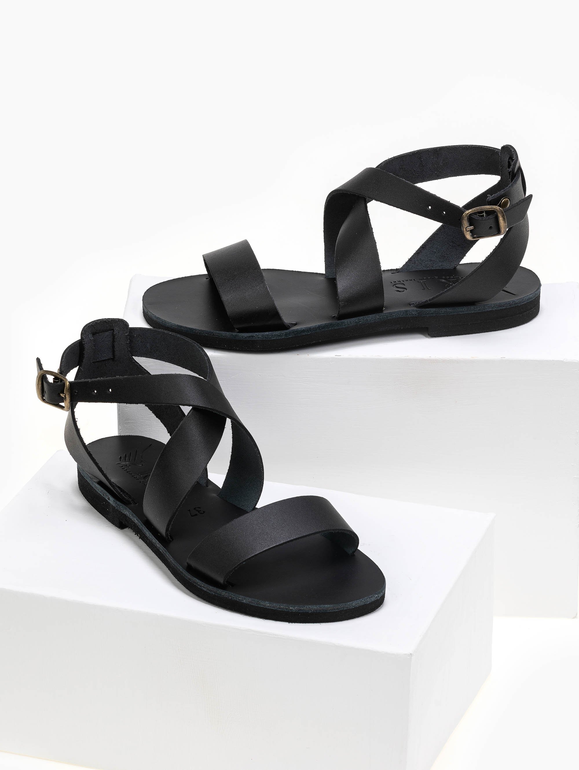 Σανδάλια δερμάτινα με crossover μπαρέτα Iris Sandals - Μαύρο φωτογραφία